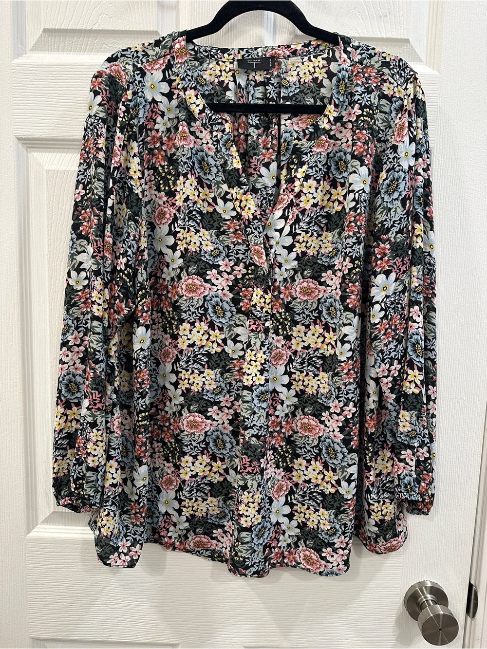 Tahari woman floral long sleeve light weight split neck blouse size 2X EUC